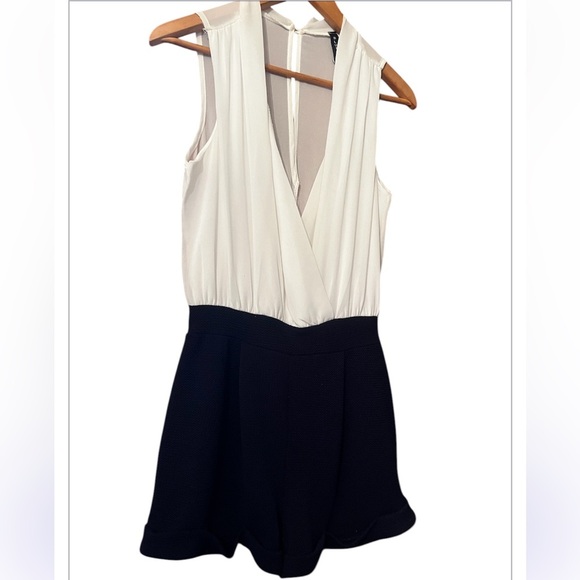 Blue Mint Blue & White Tuxedo Style Ruffle Neck Romper Sz Small Women - Picture 7 of 8